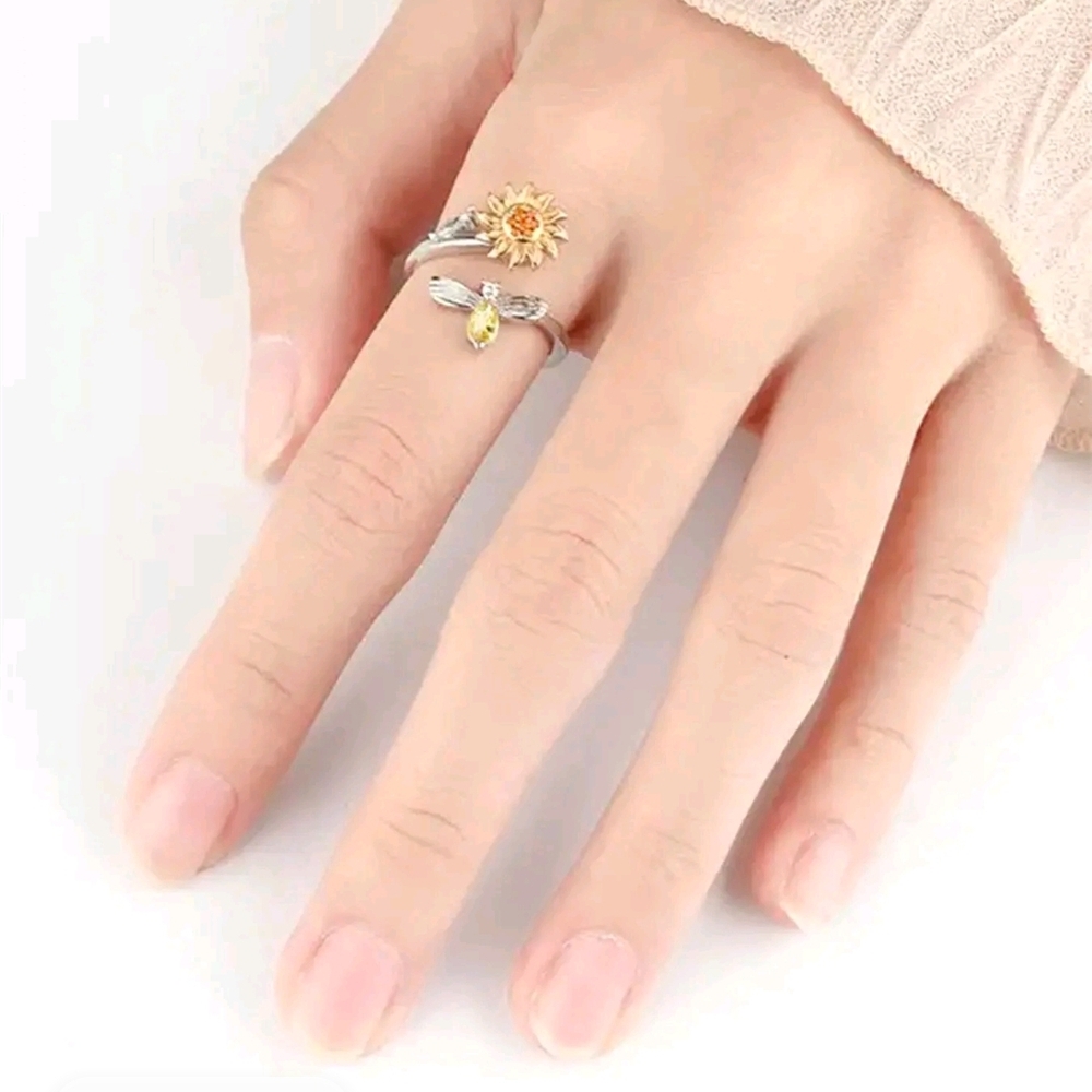Sunflower and Bee CZ Silver Ring - Picture 4 of 4
